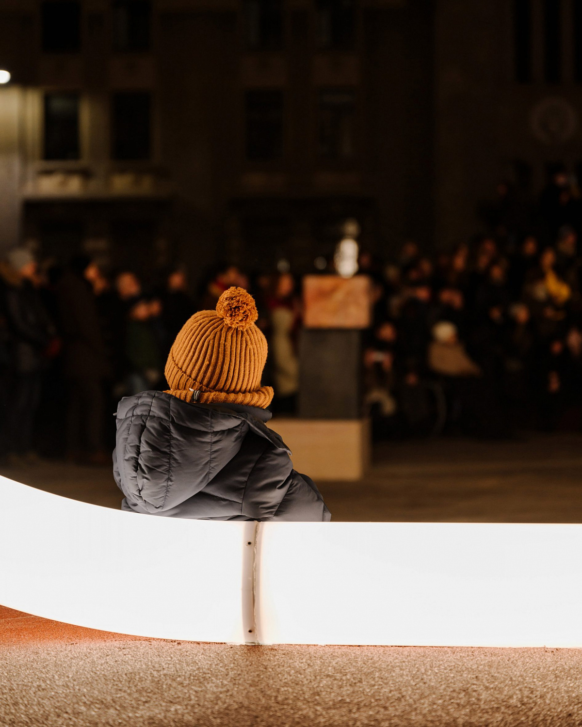 Компания Objects of Common Interest installs установила змееподобное  освещение на площади Бергамо