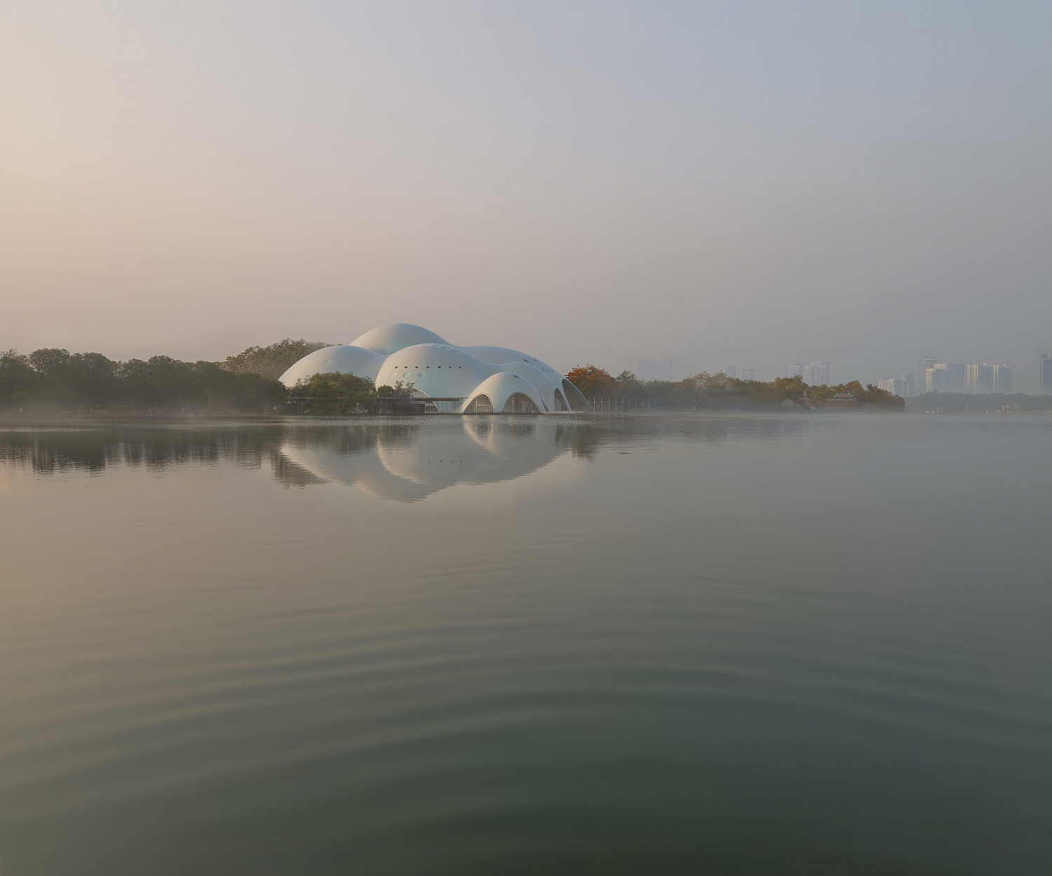 Renzo Piano Building Workshop создаст жемчужный оперный театр на озере в Ханое