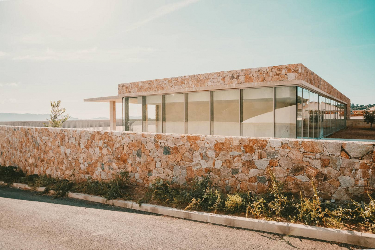 Amelia Tavella Architectes завершает строительство школы, облицованной гранитом, на скалистом побережье Корсики