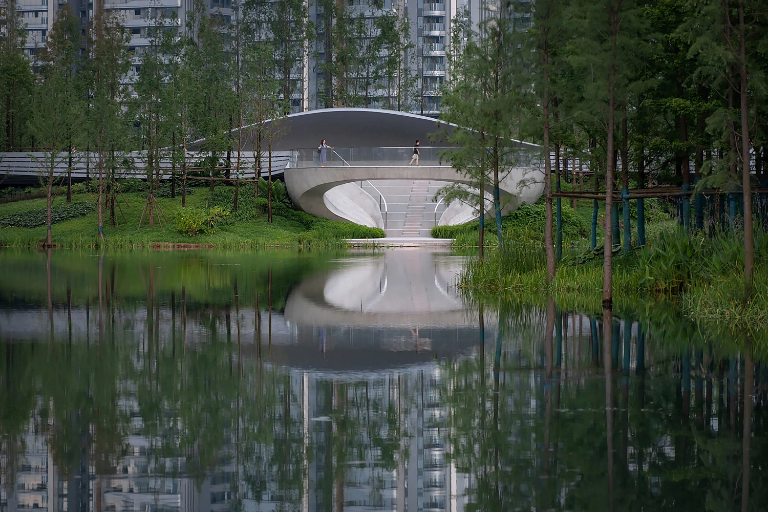 AIR-CoLAB построила кольцевой амфитеатр на озере в Китае