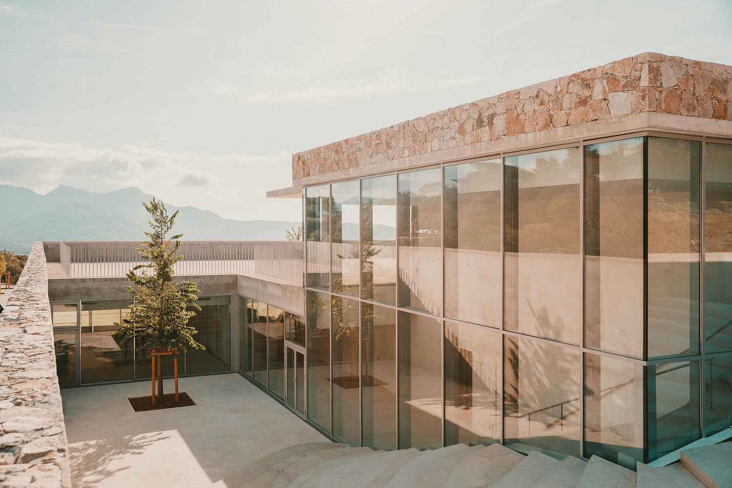 Amelia Tavella Architectes завершает строительство школы, облицованной гранитом, на скалистом побережье Корсики